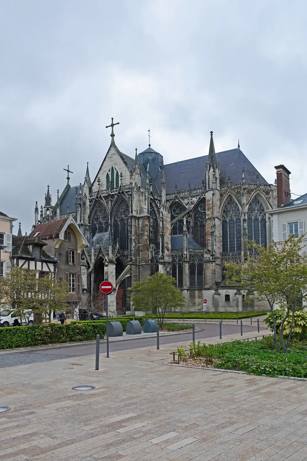 Flamboyant gotische basiliek Saint-Urbain in Troyes met hoge glas-in-loodramen en spitse pinakels, kerkbezoek nabij La Découverte Trouvée
