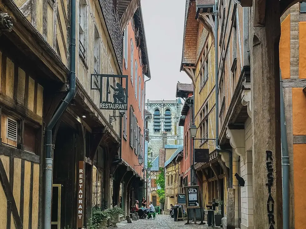 Smalle Ruelle des Chats tussen vakwerkhuizen in Troyes met zicht op de kathedraaltoren, wandelen door de oude binnenstad nabij La Découverte Trouvée