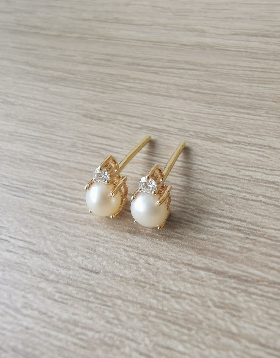 Thumbnail: Pearl and diamond studs