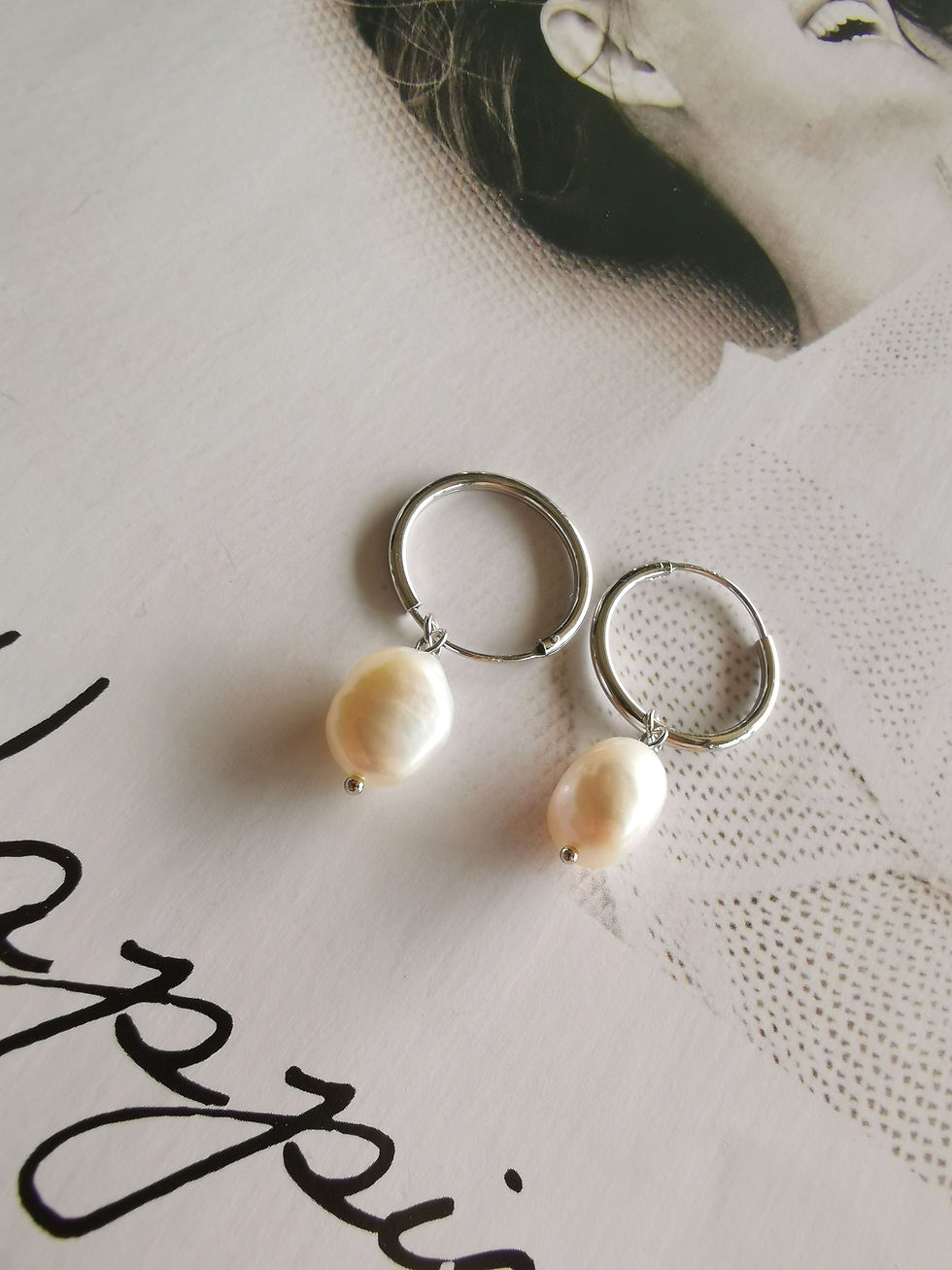 Thumbnail: Bijoux baroque pearl hoop earring