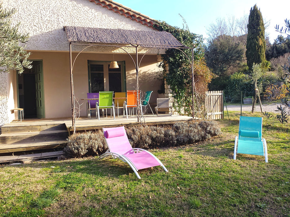 La terrasse et le jardin du gîte La Villa