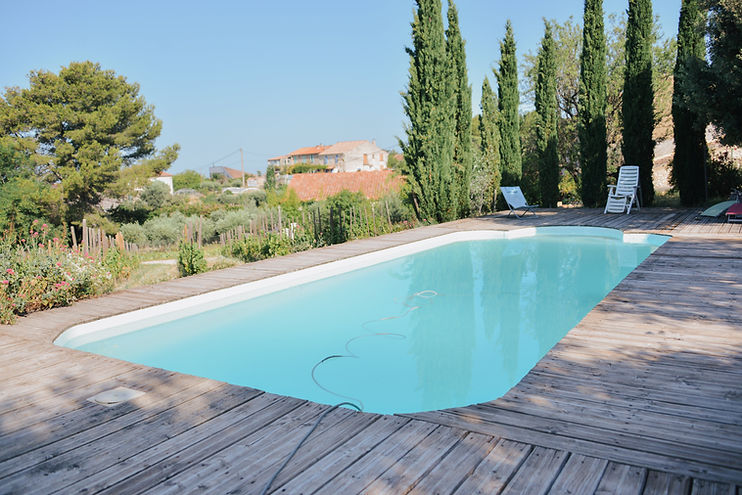 Vue de la piscine des gîtes La Villa et Le Mas et le vue sur le vignoble