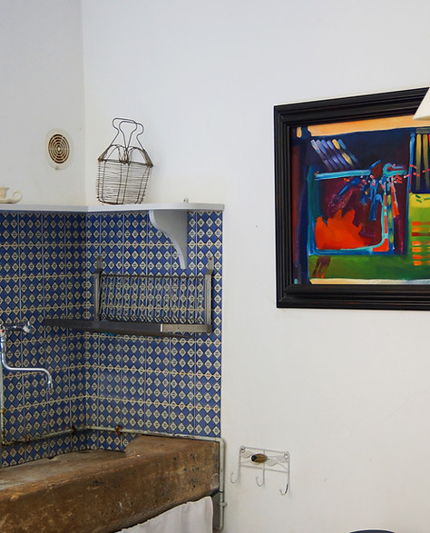 Kitchen and painting on the wall of the holiday let Le Clos