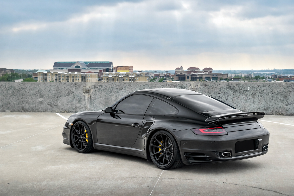 Porsche 911 Turbo 997 com rodas Vossen HF-3 Hybrid Forged, aro 20 dianteiro e traseiro, acabamento Satin Black e visual esportivo premium.