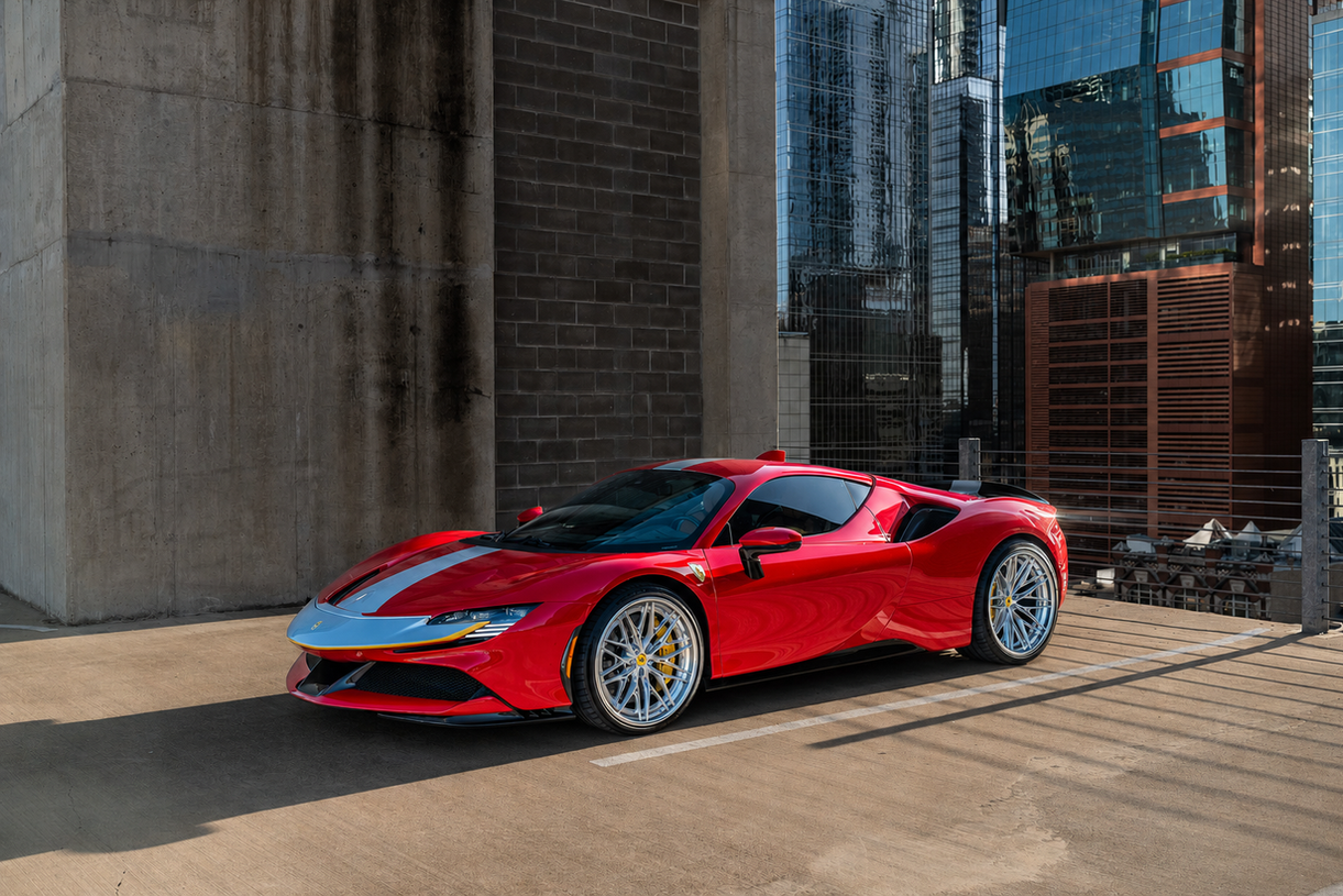 Ferrari SF90 com rodas Vossen S21-02 3-Piece, aro 21 dianteiro e 22 traseiro, centro Gloss Clear Transparent e outer barrel Gloss Clear Transparent Polished.