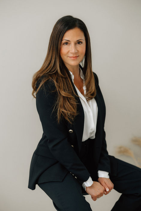 Unternehmerin sitzt  im Personal Brand Shooting von Alicia Utrillas.