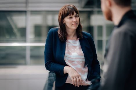 Politikerin spricht im Paul-Löbe-Haus. Personal Brand Shooting von Alicia Utrillas.