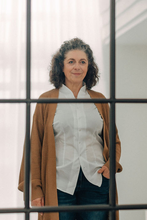 Coach steht entspannt im Studio bei einem Business-Fotoshooting.