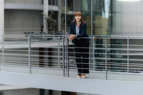 Politikerin steht im Paul-Löbe-Haus. Personal Brand Shooting von Alicia Utrillas.