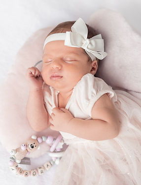 Newborn Foto, das ein schlafendes Baby zeigt