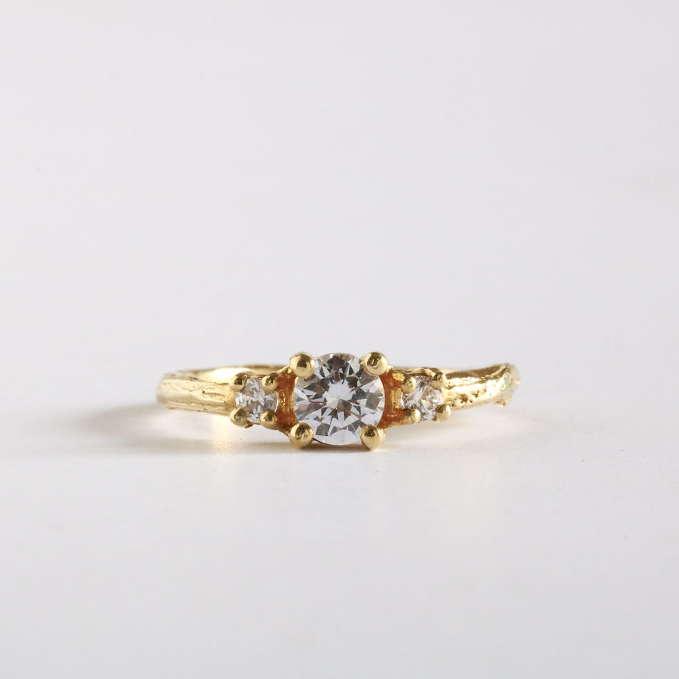 Miniatura: Anillo de compromiso vintage con diamante: Un clásico con espíritu bohemio