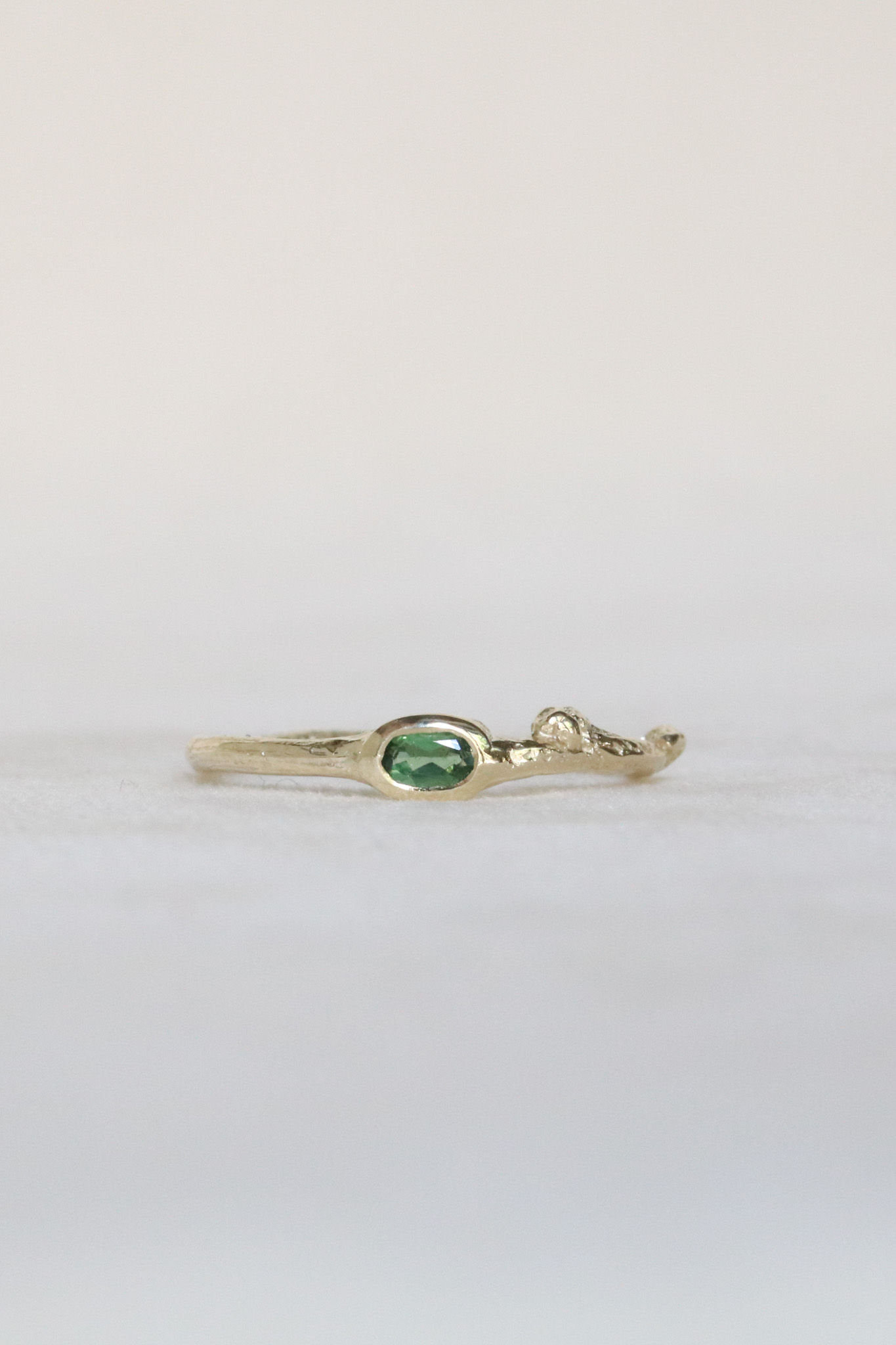 Anillo en oro y turmalina verde
