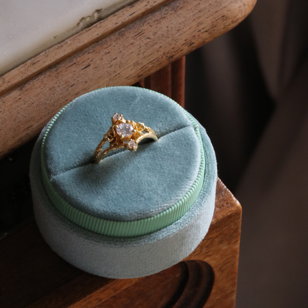 Miniatura: Anillo de compromiso con diamante: Un diseño Art Déco para almas libres