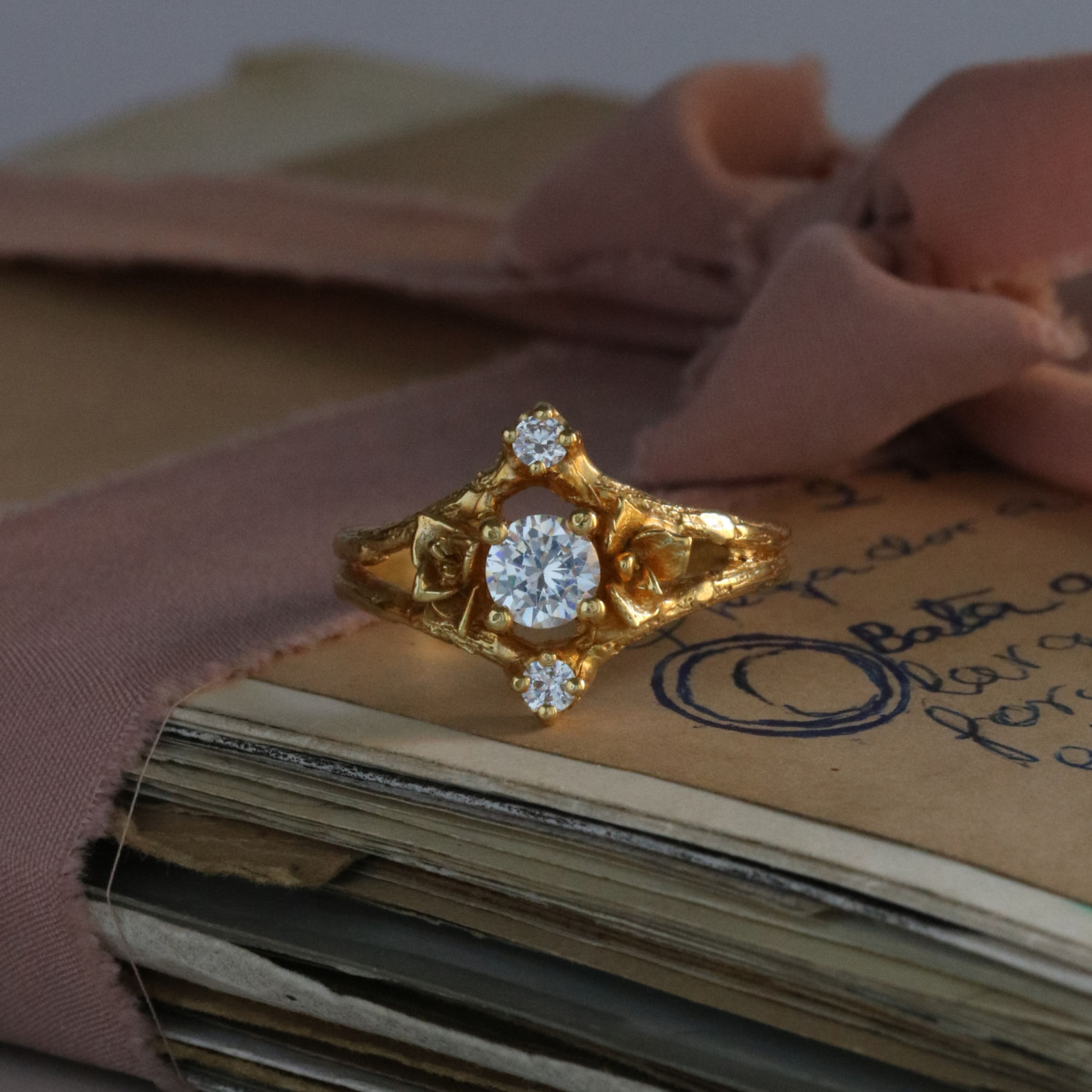 Anillo de compromiso diferente con diamante: Antiguo glamour & espíritu boho