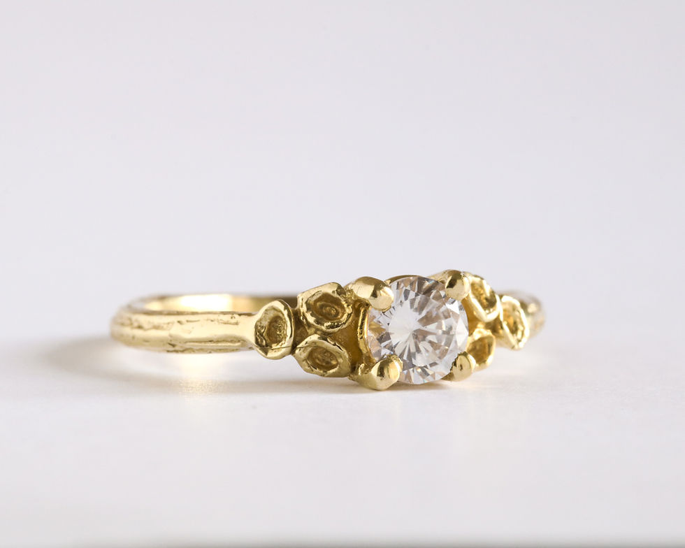 Miniatura: Solitario de pedida con diamante natural: Un clásico con alma bohemia