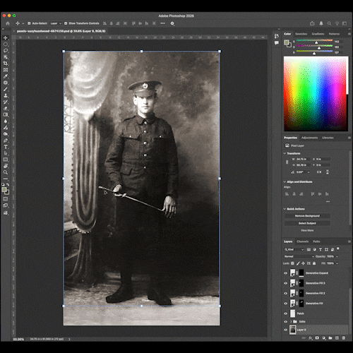 Se está restaurando una foto antigua de un soldado uniformado en Photoshop. La interfaz muestra herramientas de color y capas. La atmósfera es nostálgica.