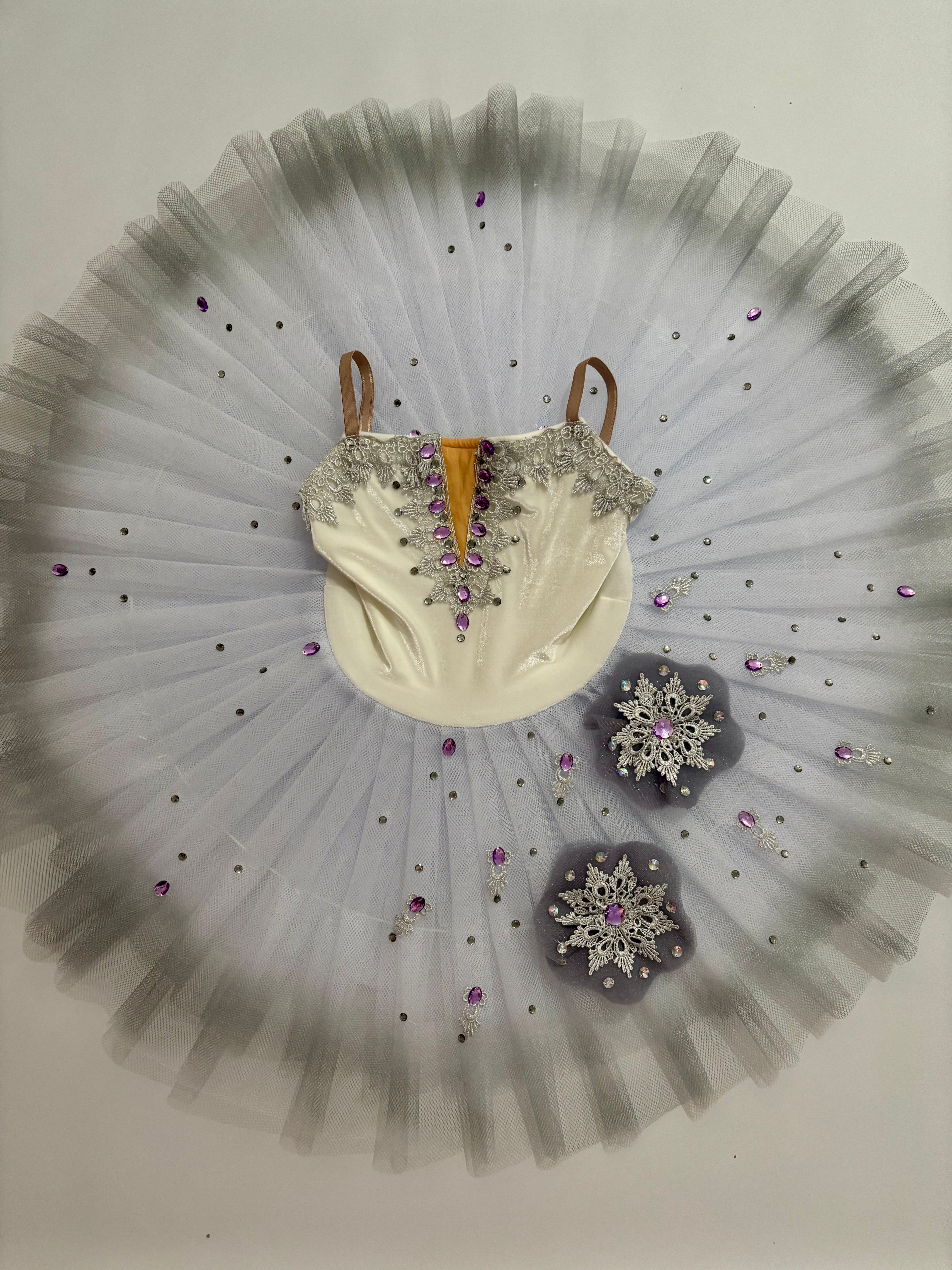 Tutu em veludo branco, prata e lilás