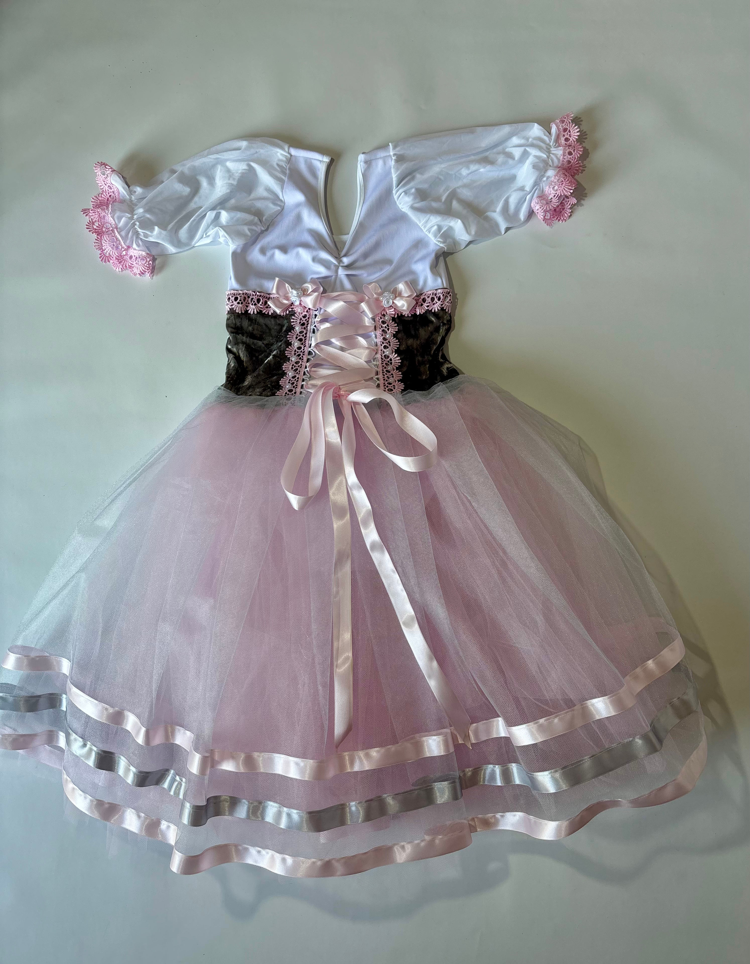 Camponesa cinza e rosa 