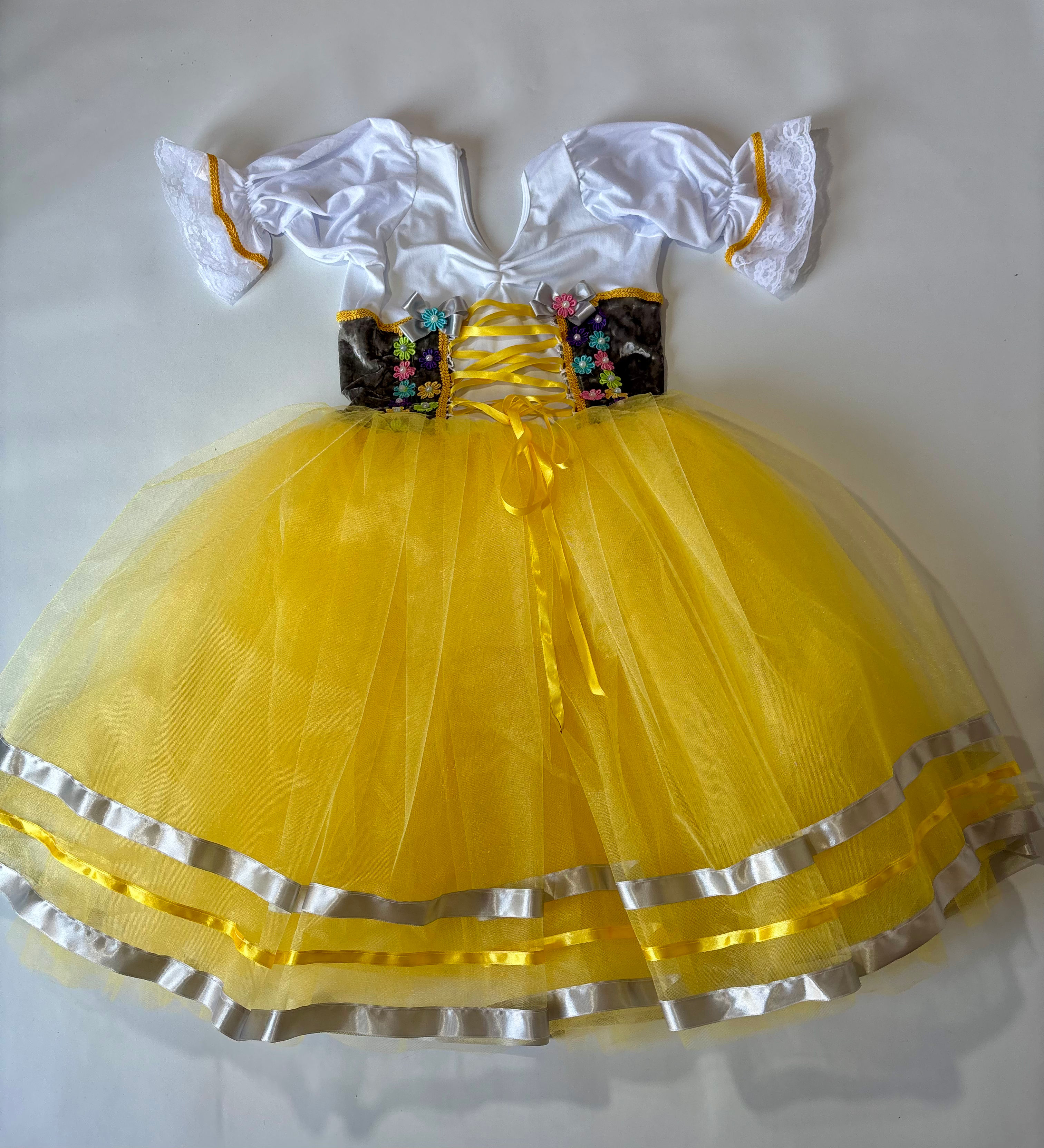 Camponesa cinza e amarelo 