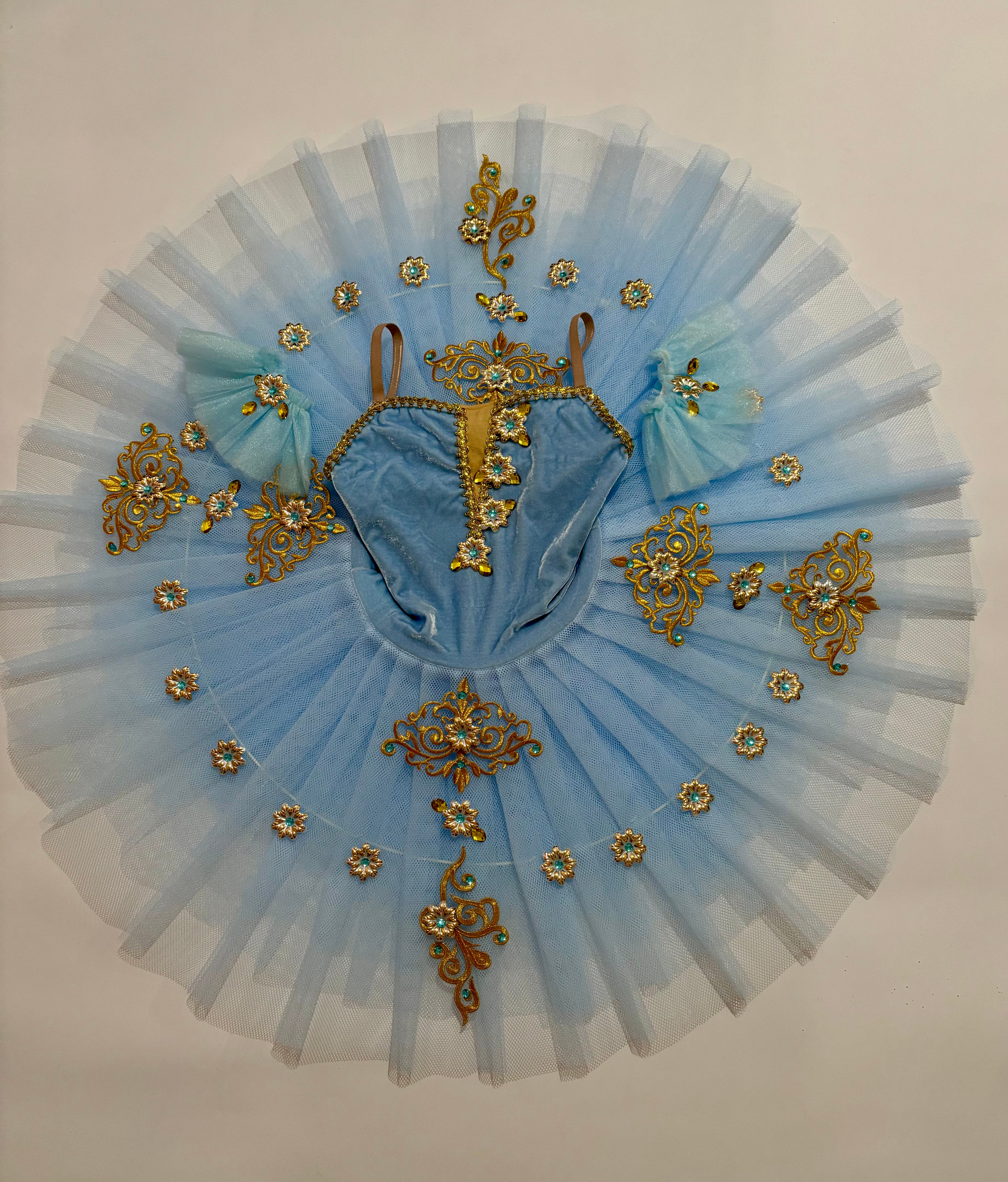 Tutu veludo azul e dourado.