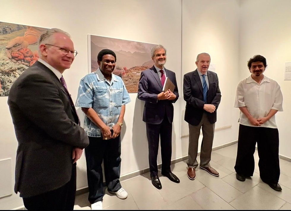 Marcelo Knobel (diretor-executivo da TWAS), o cantor e compositor Neguinho da Beija-Flor, Embaixador Renato Mosca, Carlos Vogt (diretor-presidente da FCW) e Musuk Nolte, vencedor do prêmio