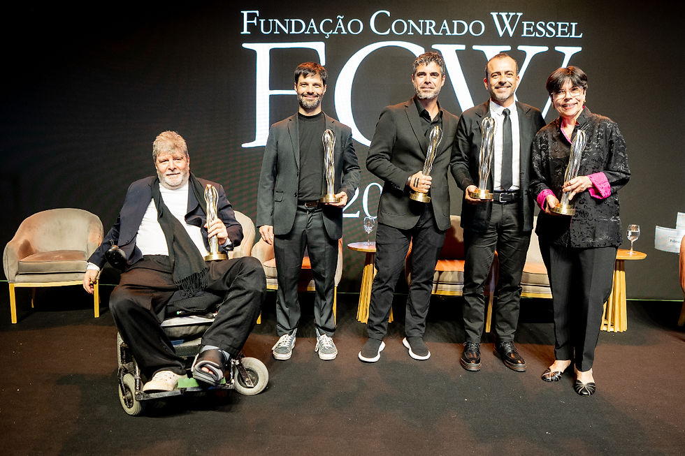 Os vencedores do Prêmio FCW de Fotografia 2025 ao lado dos vencedores dos Prêmios FCW de Ciência (Mercedes Bustamante) e Cultura (Marcelo Rubens Paiva)