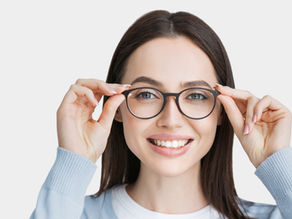 Veo borroso de cerca: causas, síntomas y cuándo revisar la vista