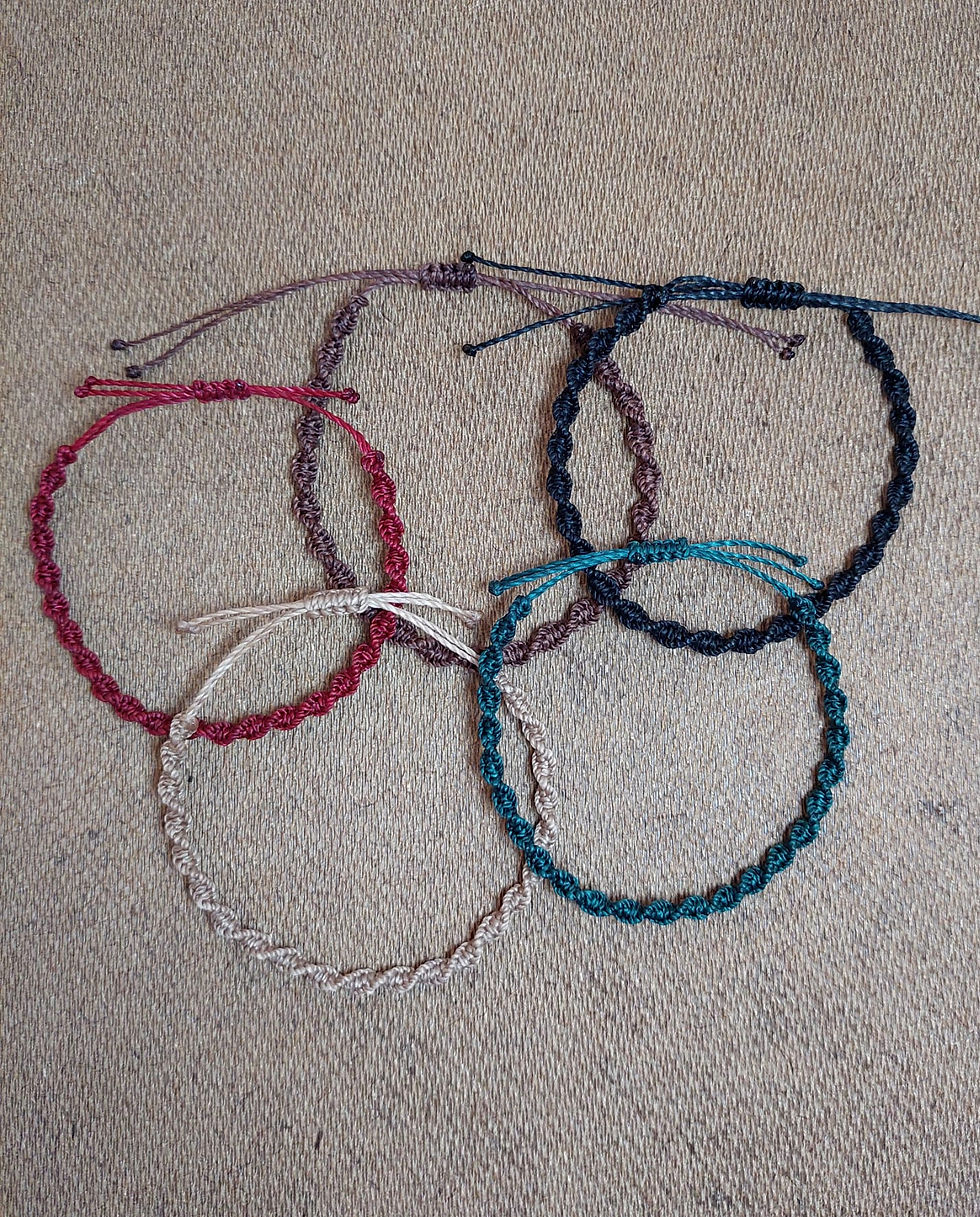 Miniaturbild: Makramee Armband, schwarz, beige, braun, grün, rot