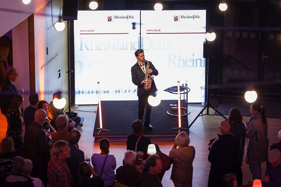 Saxophonist auf der Bühne vor Publikum