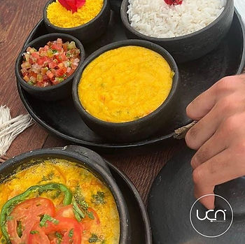 Moqueca com pirão e farofa de dendê