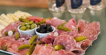 Chez A l'an qué vin nous préparons de délicieux plateau de charcuterie de qualité et olives local.