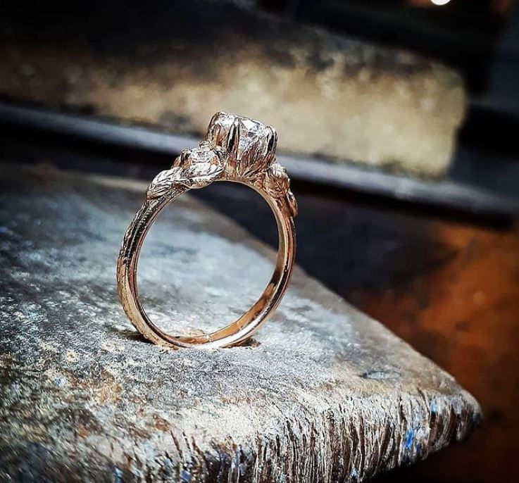 Yaprak Motifli Retro Tektaş