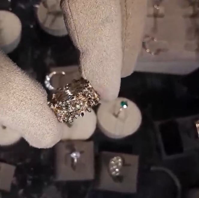 Thumbnail: Leaf Patterned Diamond Round Ring