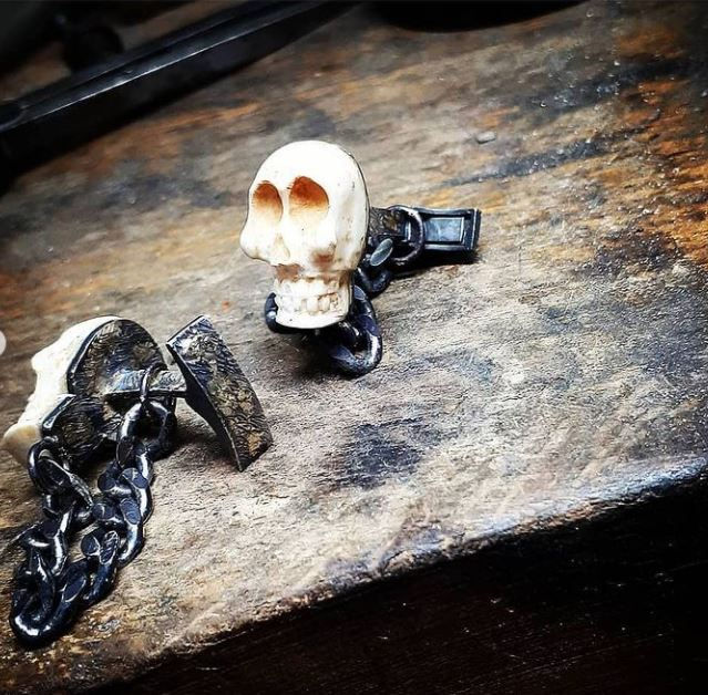 Thumbnail: Skull Cufflink