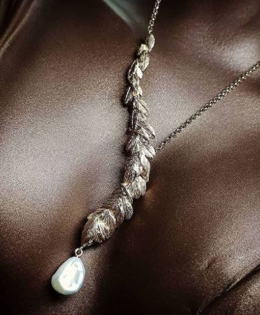 Thumbnail: Leaf Motif Pearl Necklace