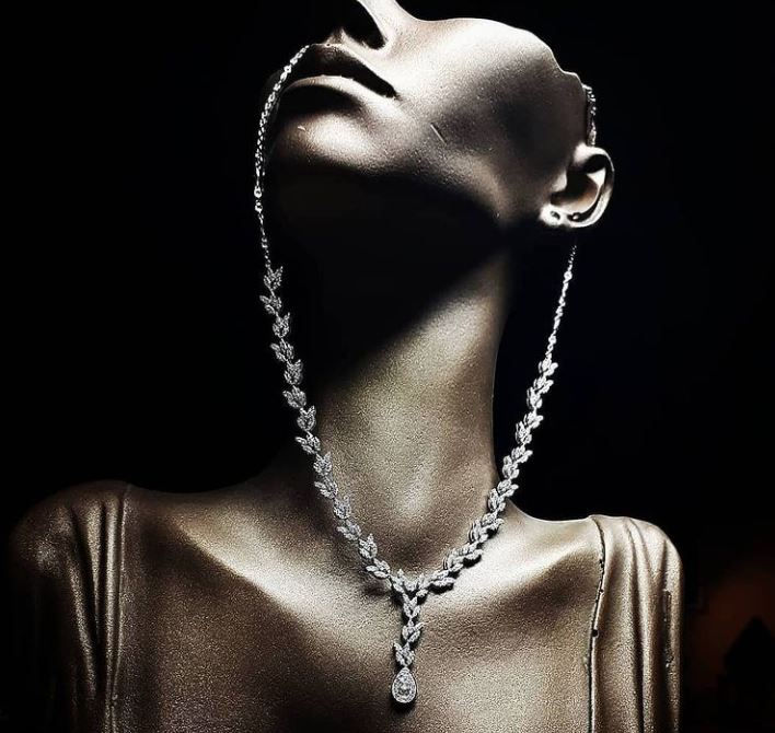 Thumbnail: Leaf Patterned Diamond Choker