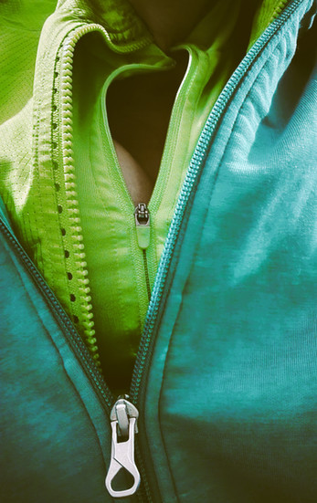 Portrait fragmenté en nuances de vert, matière et douceur