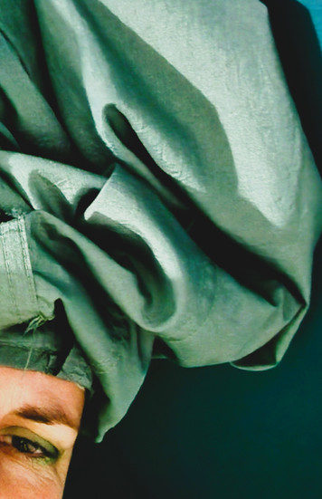 Vêtement vert drapé, seconde main, lumière douce