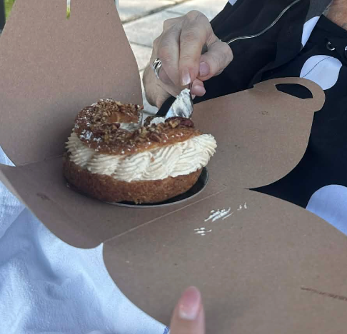 Fourchette dans une pâtisserie Paris-Brest