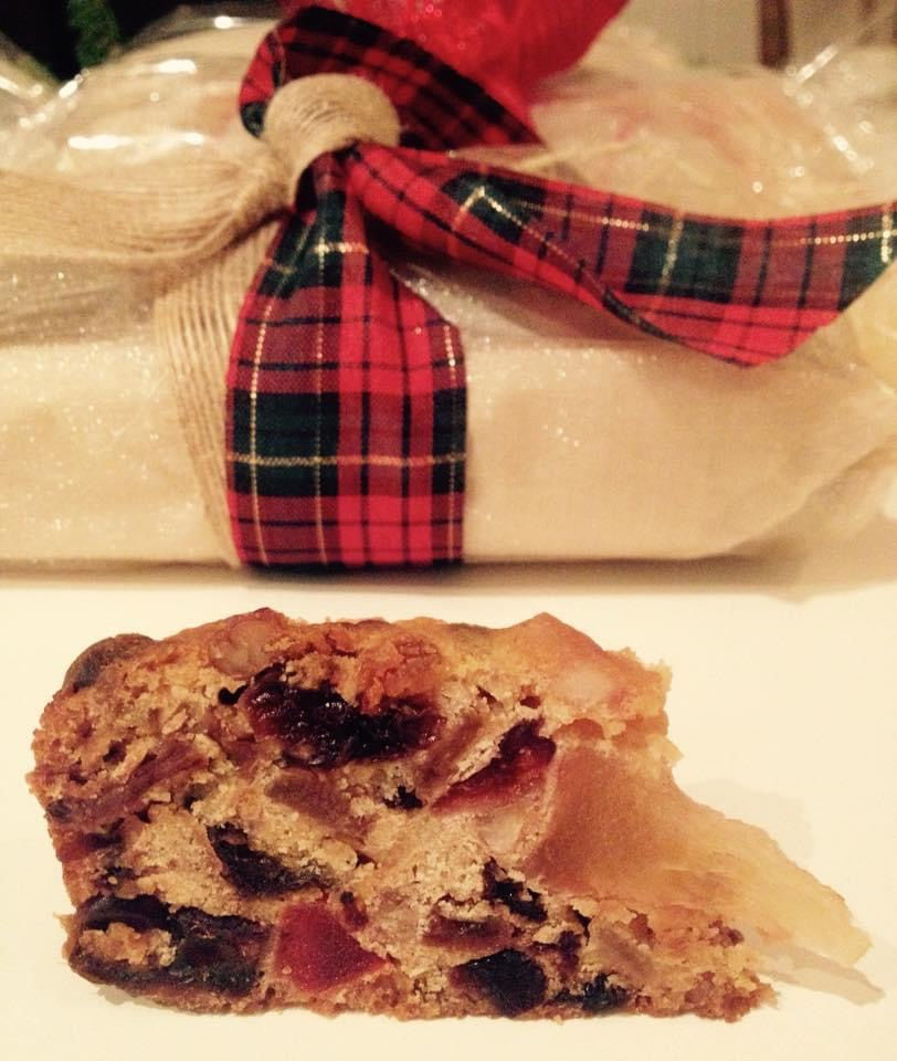 Un morceau de gâteau aux fruits devant son emballage