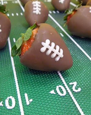 Fraise enrobée de chocolat faite pour le Superbowl