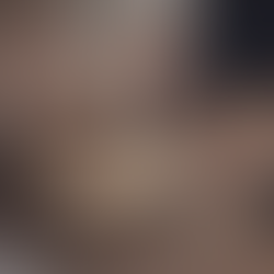 Main de ma mère coupant un Paris-Brest dans une boîte en carton.