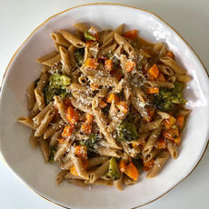 Macarrones integrales cremosos con brócoli, zanahoria y tomates cherry
