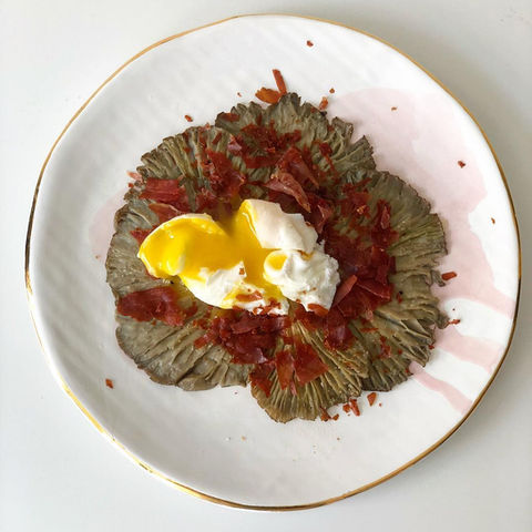 Setas al horno con crujiente de jamón y huevo escalfado