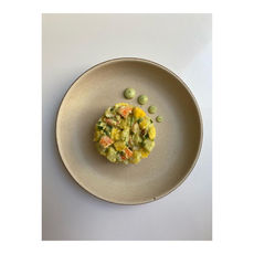 Ensalada de patata, langostinos y mango con salsa de aguacate y cilantro