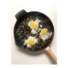 Huevos a la sartén con acelgas, arándanos y jamón