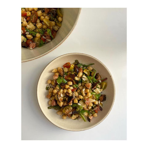 Ensalada de garbanzos con higos, parmesano, brotes, tomates cherry y pipas
