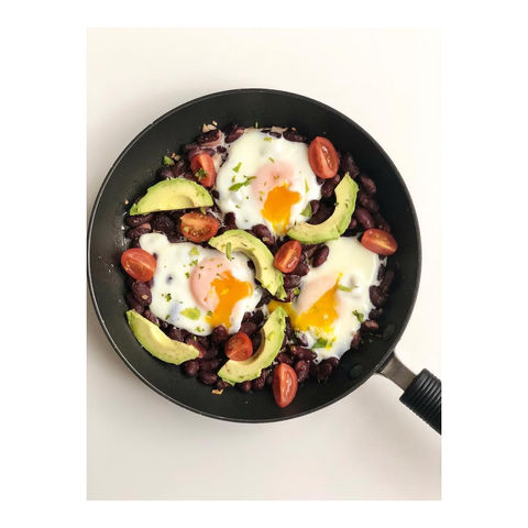 Huevos con alubias rojas, aguacate y tomates cherry