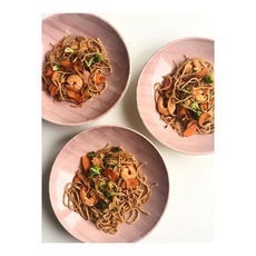 Noodles con langostinos, brócoli y zanahoria