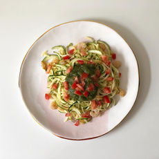Espaguetis de calabacín con gambas al ajillo y pesto